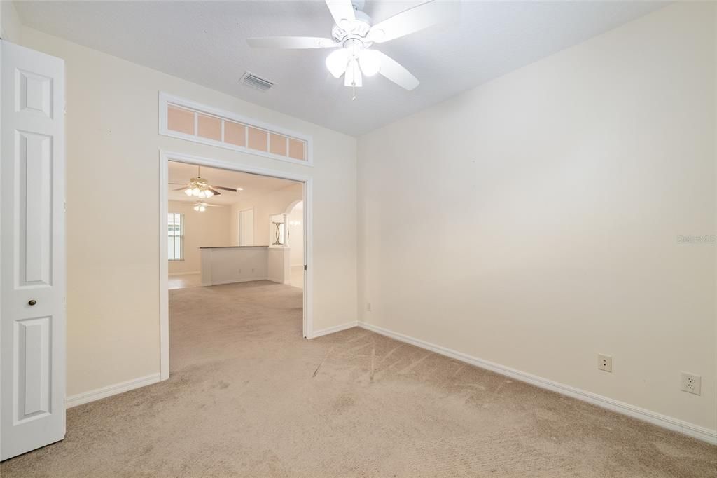 合同活跃: $320,000 (3 贝兹, 2 浴室, 2182 平方英尺)