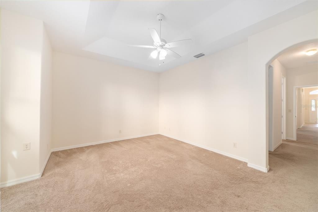 合同活跃: $320,000 (3 贝兹, 2 浴室, 2182 平方英尺)