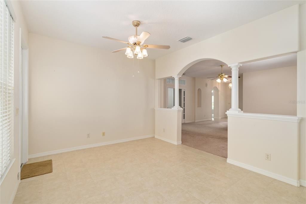 合同活跃: $320,000 (3 贝兹, 2 浴室, 2182 平方英尺)