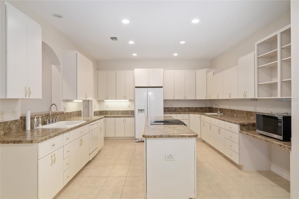 合同活跃: $320,000 (3 贝兹, 2 浴室, 2182 平方英尺)