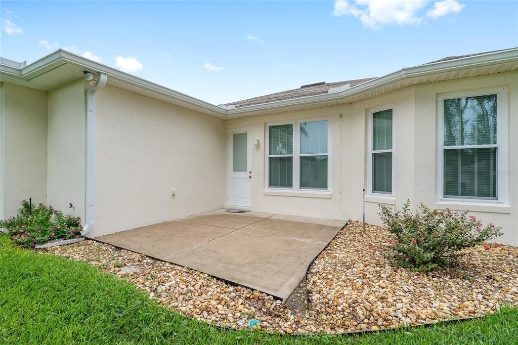 合同活跃: $320,000 (3 贝兹, 2 浴室, 2182 平方英尺)