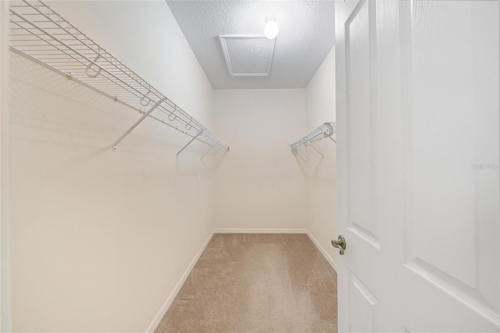 合同活跃: $320,000 (3 贝兹, 2 浴室, 2182 平方英尺)