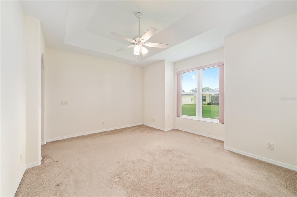 合同活跃: $320,000 (3 贝兹, 2 浴室, 2182 平方英尺)