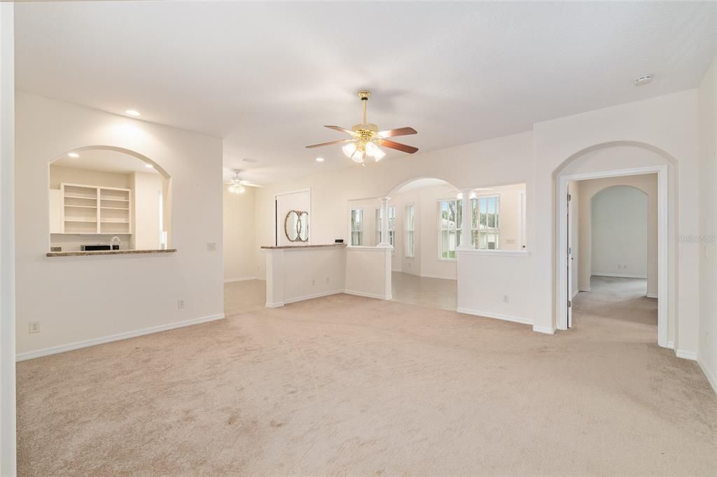 合同活跃: $320,000 (3 贝兹, 2 浴室, 2182 平方英尺)