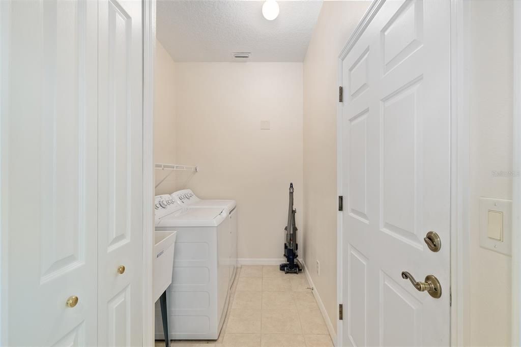 合同活跃: $320,000 (3 贝兹, 2 浴室, 2182 平方英尺)