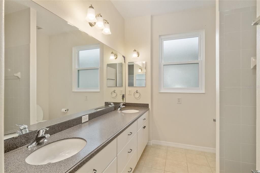 合同活跃: $320,000 (3 贝兹, 2 浴室, 2182 平方英尺)