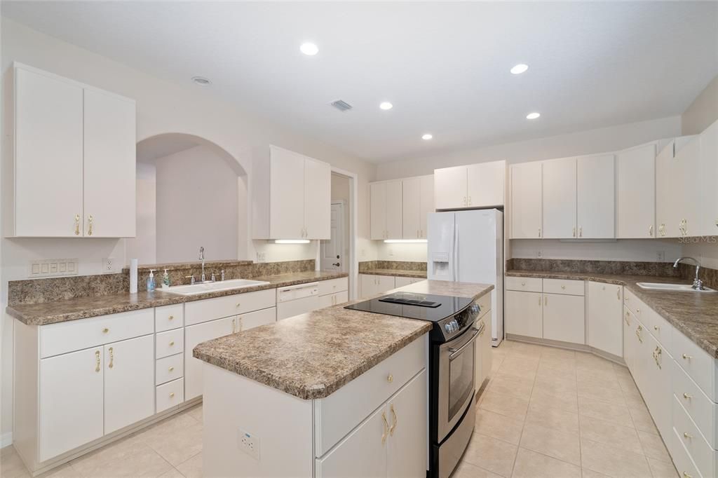 合同活跃: $320,000 (3 贝兹, 2 浴室, 2182 平方英尺)