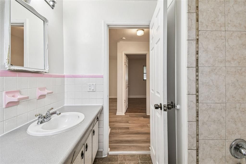 Activo con contrato: $329,000 (2 camas, 1 baños, 892 Pies cuadrados)