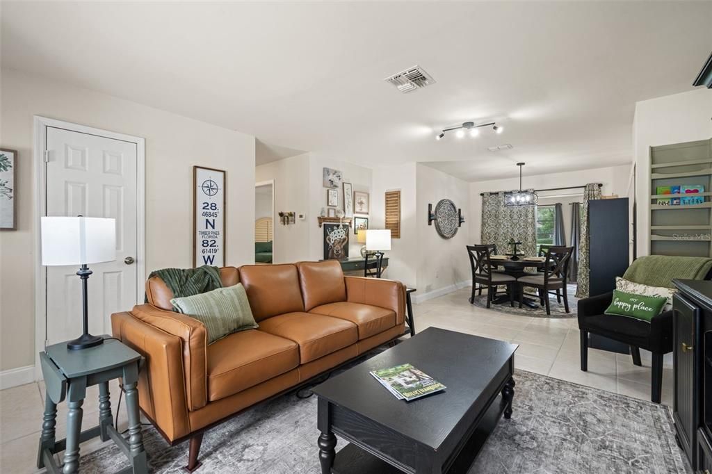 For Sale: $229,900 (2 beds, 2 baths, 1179 Square Feet)