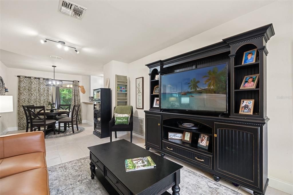 For Sale: $229,900 (2 beds, 2 baths, 1179 Square Feet)