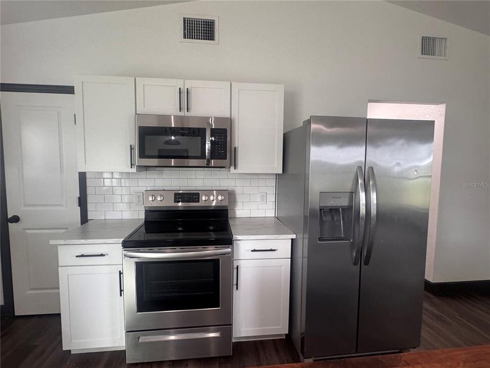 待售: $299,999 (3 贝兹, 2 浴室, 1378 平方英尺)