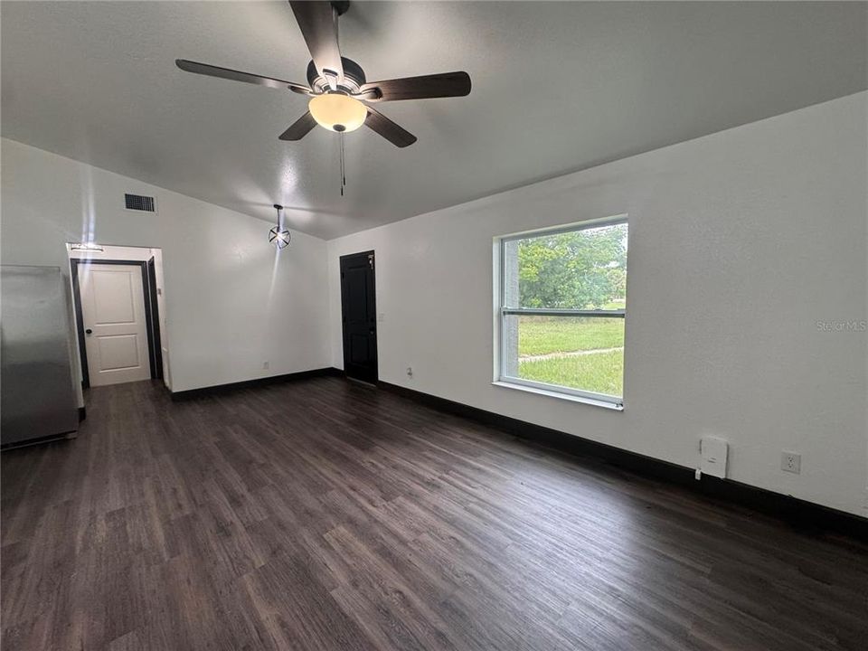 待售: $299,999 (3 贝兹, 2 浴室, 1378 平方英尺)