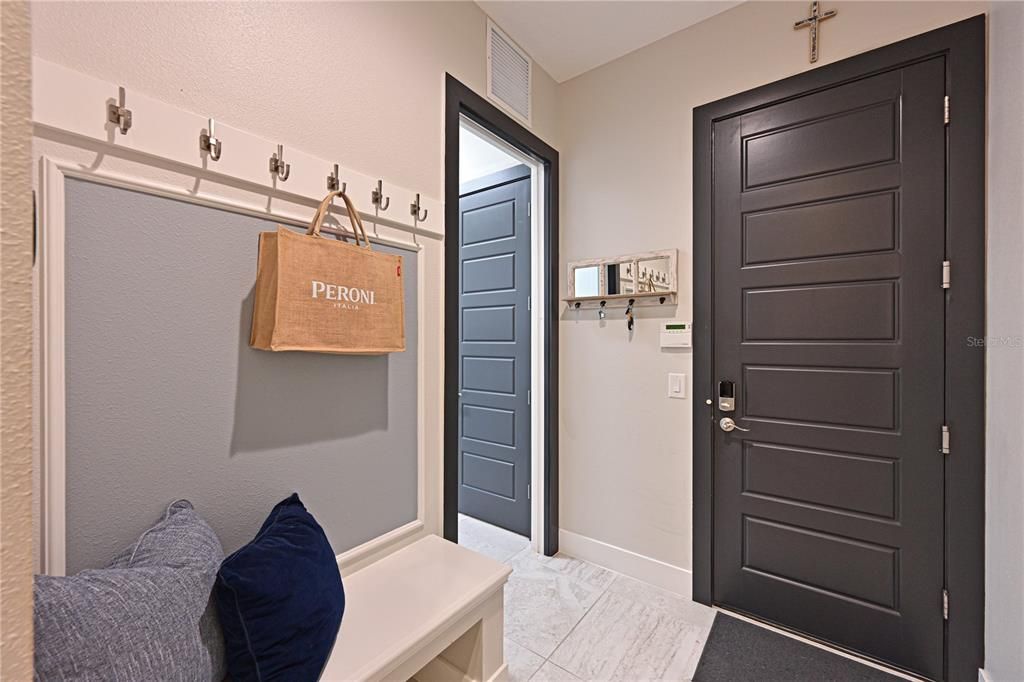 Под контрактом: $1,399,900 (3 спален, 2 ванн, 2903 Квадратных фут)