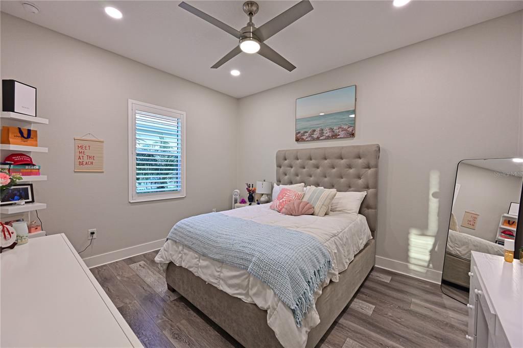 Под контрактом: $1,399,900 (3 спален, 2 ванн, 2903 Квадратных фут)