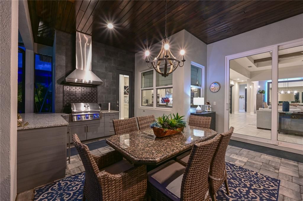 Под контрактом: $1,399,900 (3 спален, 2 ванн, 2903 Квадратных фут)