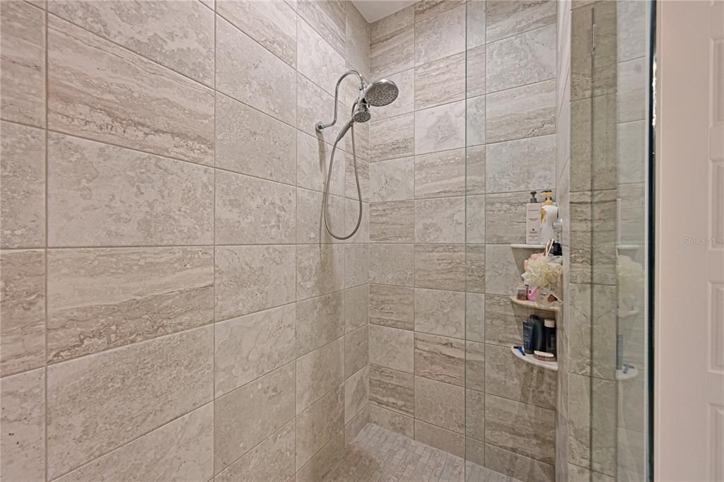 Под контрактом: $1,399,900 (3 спален, 2 ванн, 2903 Квадратных фут)