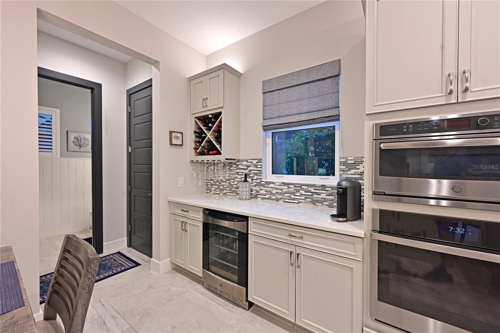 Под контрактом: $1,399,900 (3 спален, 2 ванн, 2903 Квадратных фут)