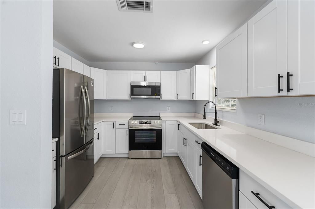 Под контрактом: $235,000 (3 спален, 2 ванн, 1104 Квадратных фут)