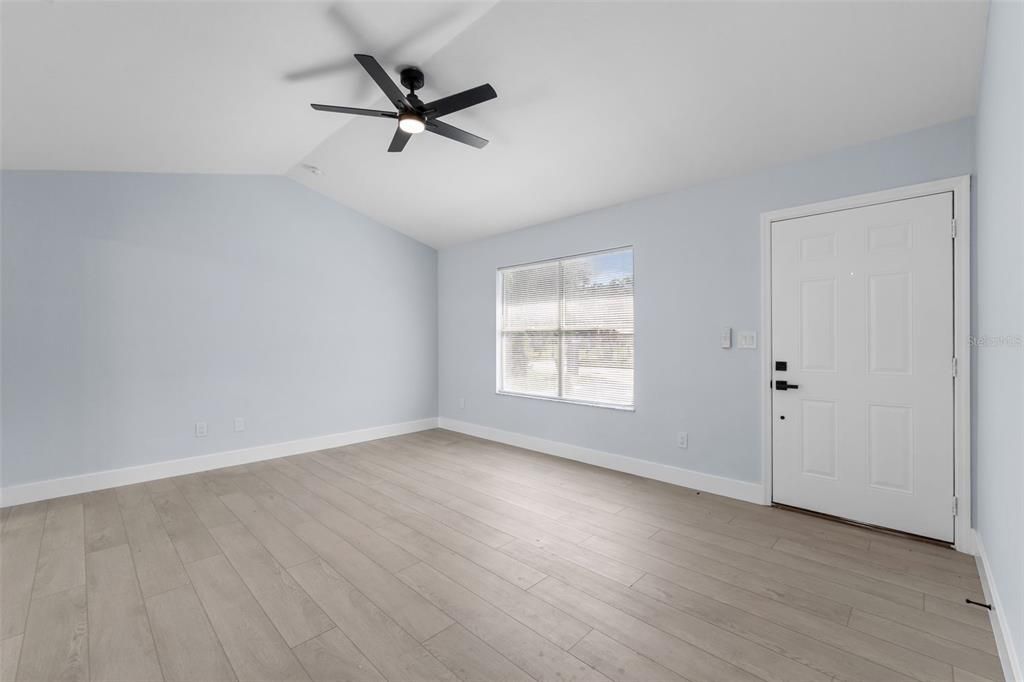 Под контрактом: $235,000 (3 спален, 2 ванн, 1104 Квадратных фут)