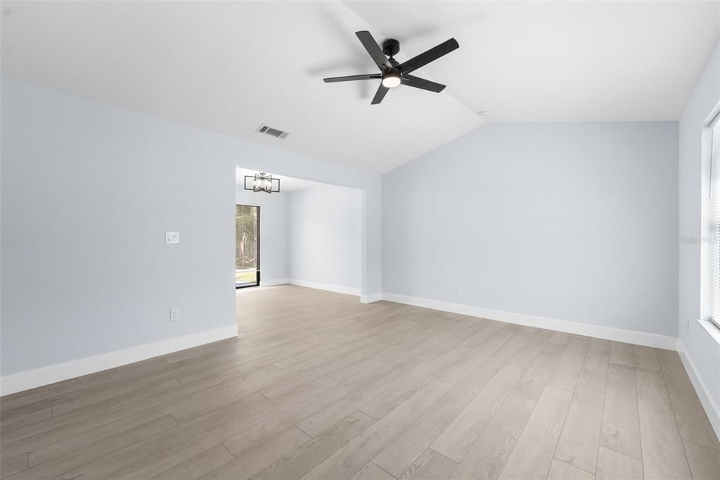 Под контрактом: $235,000 (3 спален, 2 ванн, 1104 Квадратных фут)