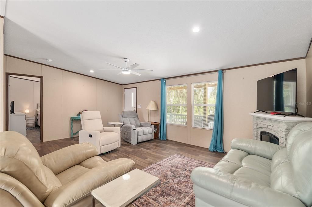 待售: $259,900 (3 贝兹, 2 浴室, 1296 平方英尺)