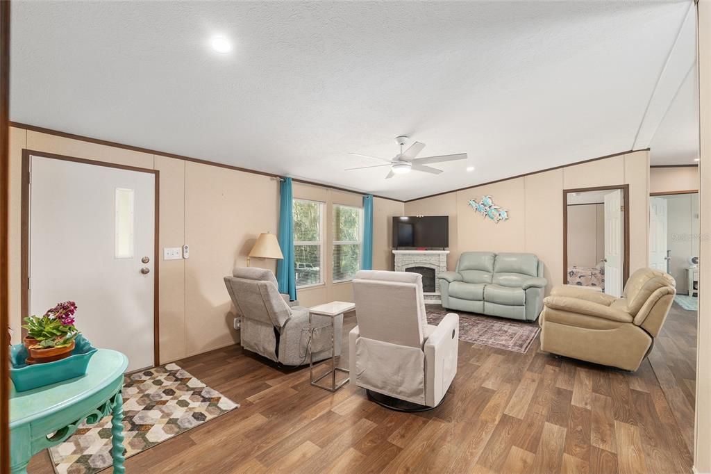 待售: $259,900 (3 贝兹, 2 浴室, 1296 平方英尺)