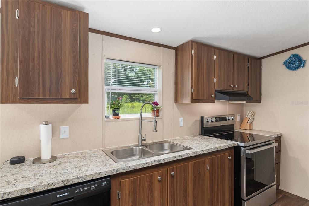 待售: $259,900 (3 贝兹, 2 浴室, 1296 平方英尺)