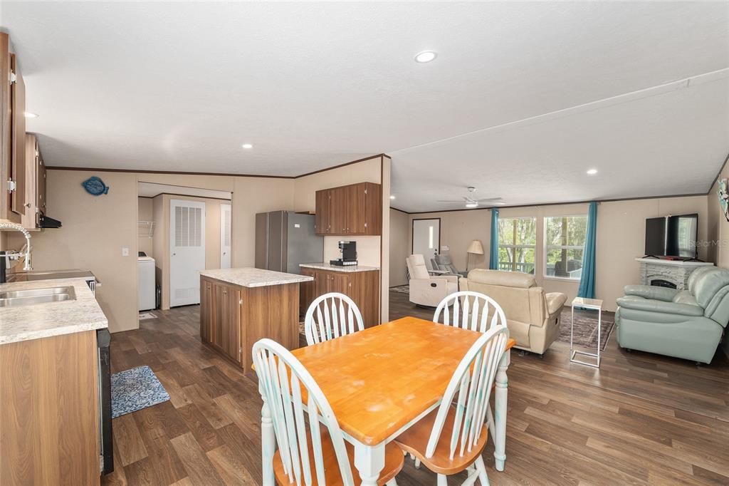 待售: $259,900 (3 贝兹, 2 浴室, 1296 平方英尺)