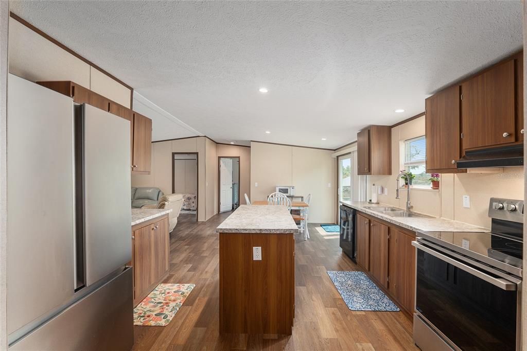 待售: $259,900 (3 贝兹, 2 浴室, 1296 平方英尺)