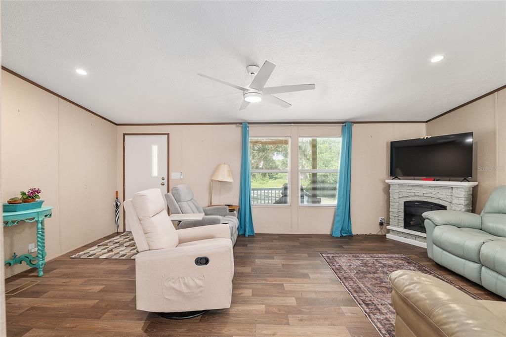 待售: $259,900 (3 贝兹, 2 浴室, 1296 平方英尺)