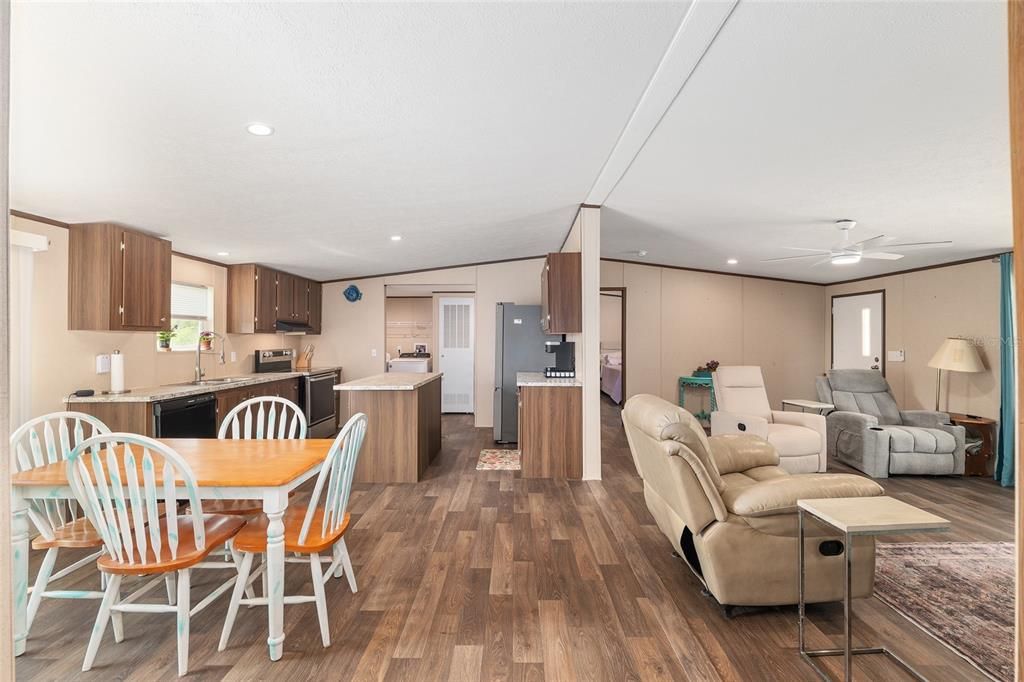 待售: $259,900 (3 贝兹, 2 浴室, 1296 平方英尺)