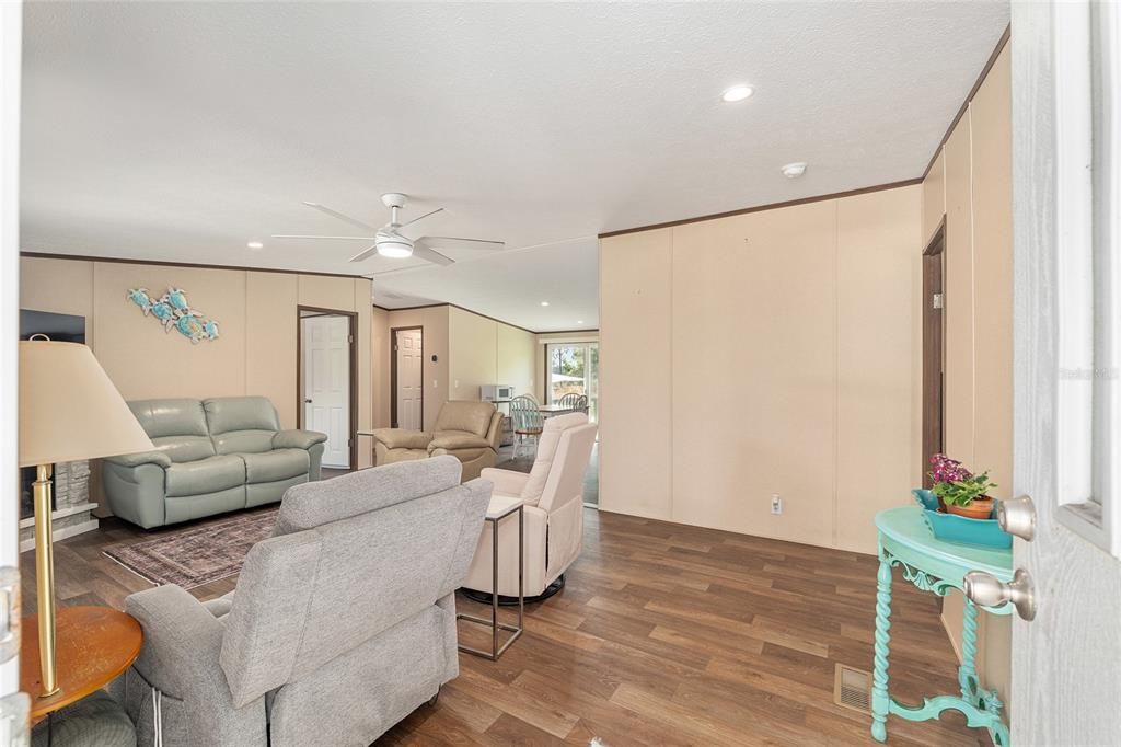 待售: $259,900 (3 贝兹, 2 浴室, 1296 平方英尺)