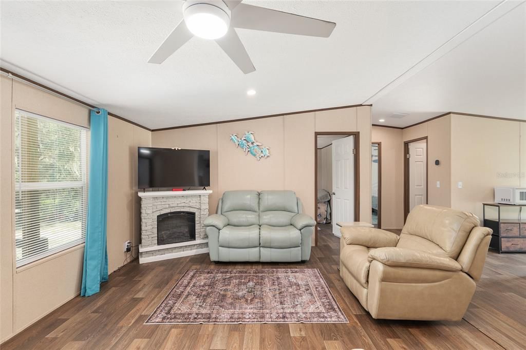 待售: $259,900 (3 贝兹, 2 浴室, 1296 平方英尺)