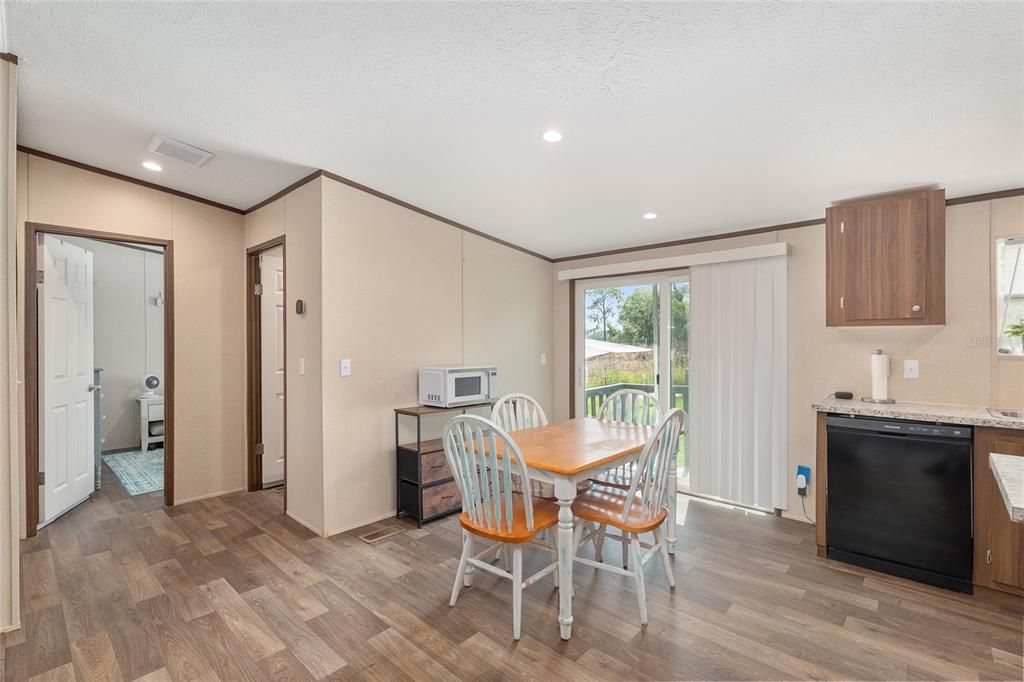 待售: $259,900 (3 贝兹, 2 浴室, 1296 平方英尺)