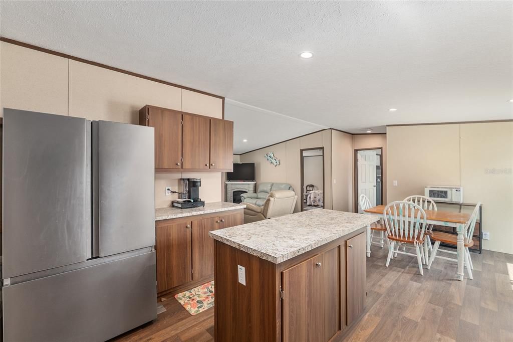 待售: $259,900 (3 贝兹, 2 浴室, 1296 平方英尺)