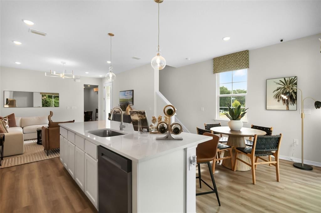 Под контрактом: $268,500 (3 спален, 2 ванн, 1693 Квадратных фут)