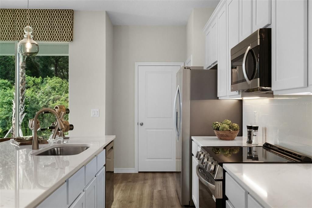 Под контрактом: $268,500 (3 спален, 2 ванн, 1693 Квадратных фут)