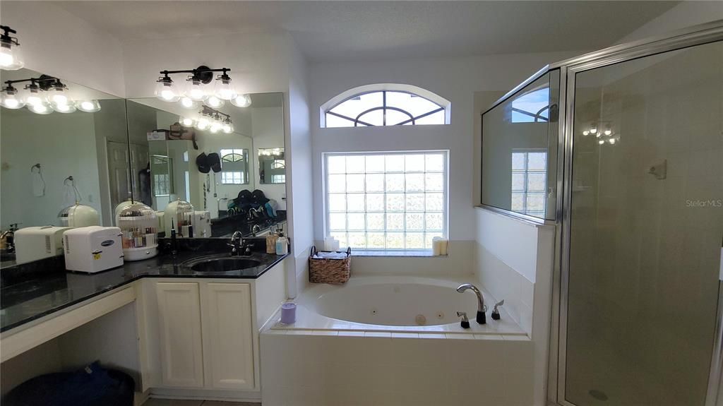 Под контрактом: $325,000 (3 спален, 2 ванн, 1895 Квадратных фут)