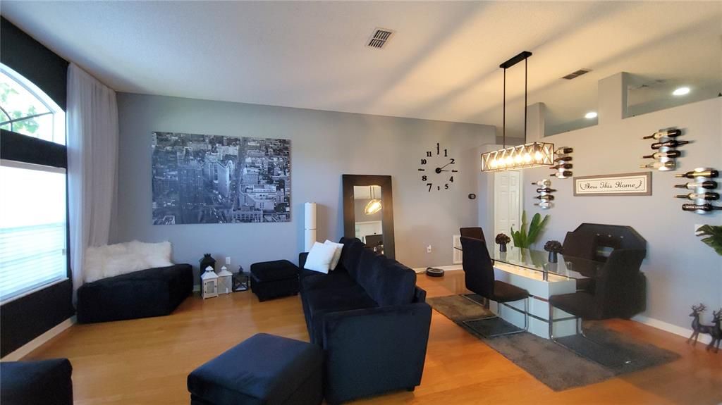 Под контрактом: $325,000 (3 спален, 2 ванн, 1895 Квадратных фут)