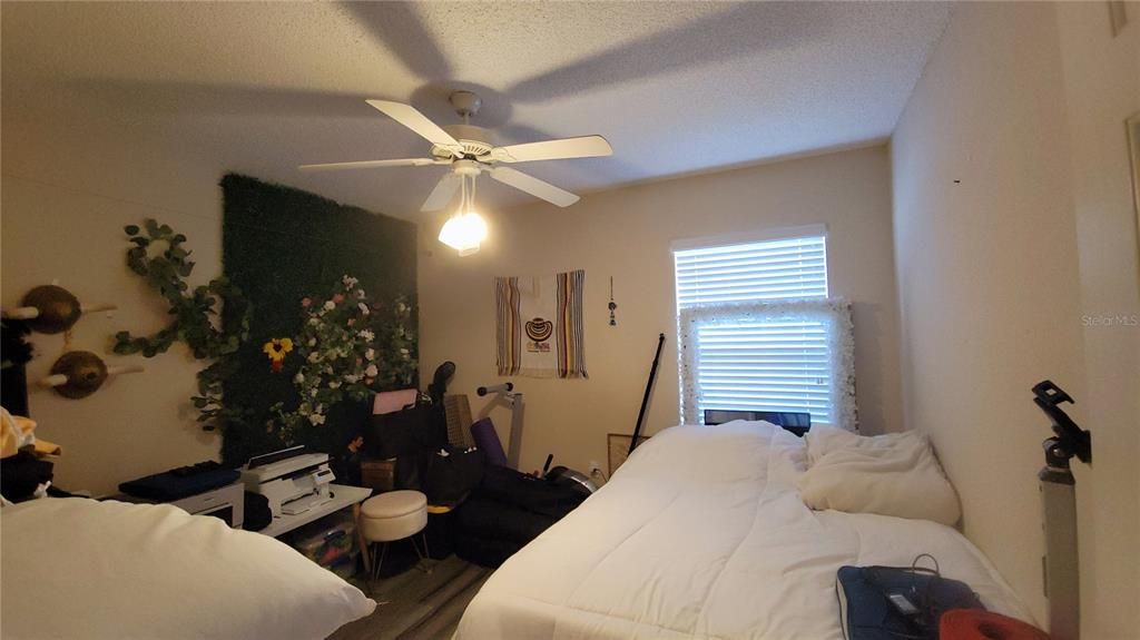 Под контрактом: $325,000 (3 спален, 2 ванн, 1895 Квадратных фут)