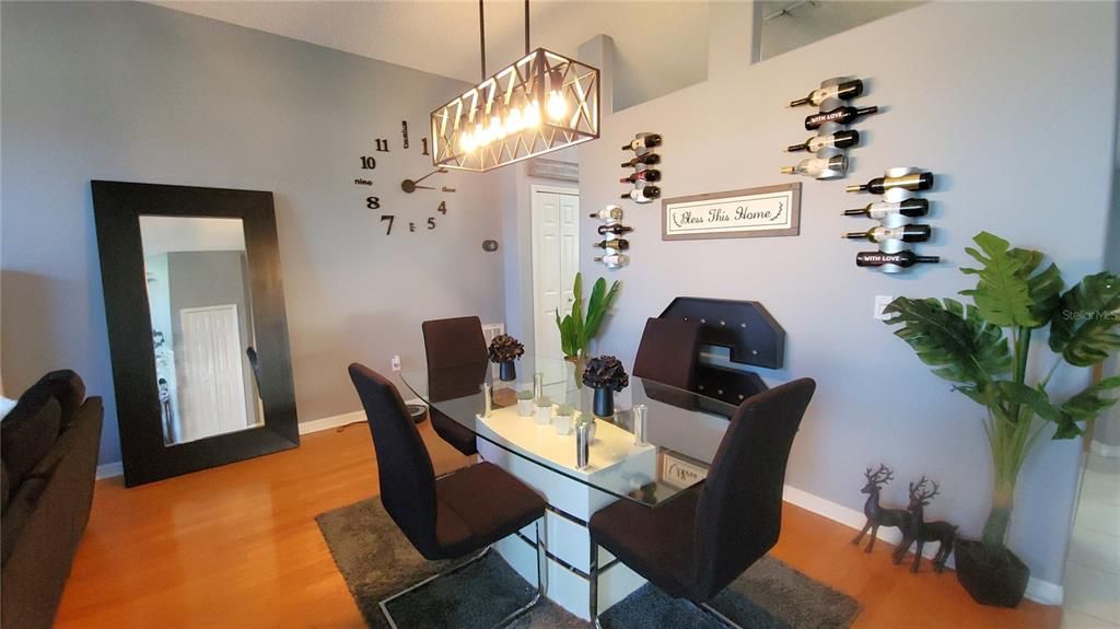 Под контрактом: $325,000 (3 спален, 2 ванн, 1895 Квадратных фут)