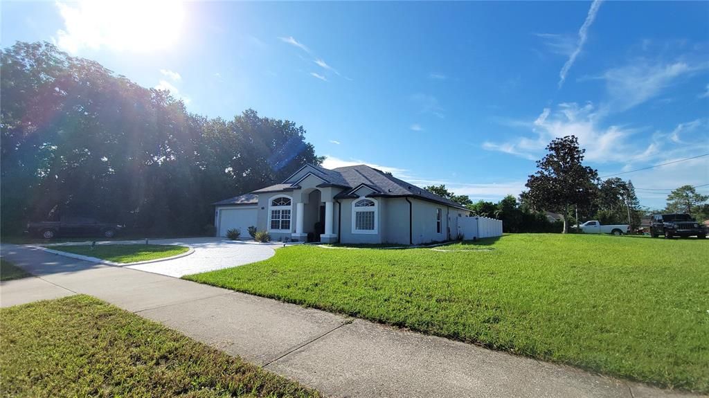 Под контрактом: $325,000 (3 спален, 2 ванн, 1895 Квадратных фут)