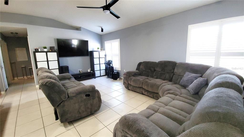 Под контрактом: $325,000 (3 спален, 2 ванн, 1895 Квадратных фут)