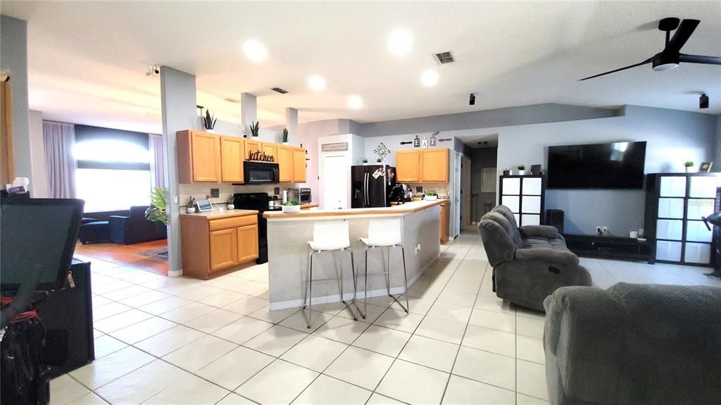 Под контрактом: $325,000 (3 спален, 2 ванн, 1895 Квадратных фут)