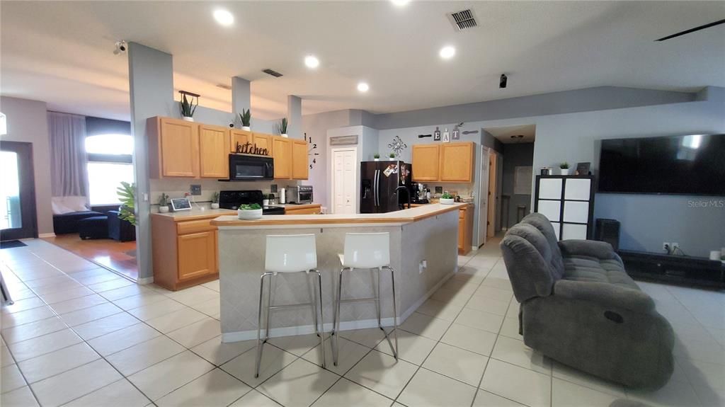 Под контрактом: $325,000 (3 спален, 2 ванн, 1895 Квадратных фут)