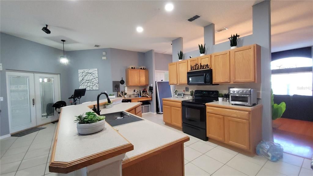 Под контрактом: $325,000 (3 спален, 2 ванн, 1895 Квадратных фут)