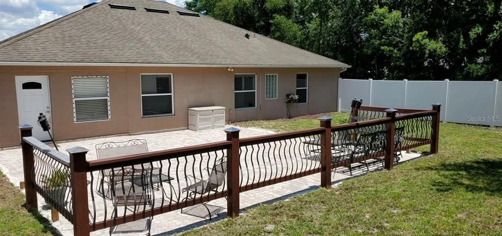 Под контрактом: $325,000 (3 спален, 2 ванн, 1895 Квадратных фут)