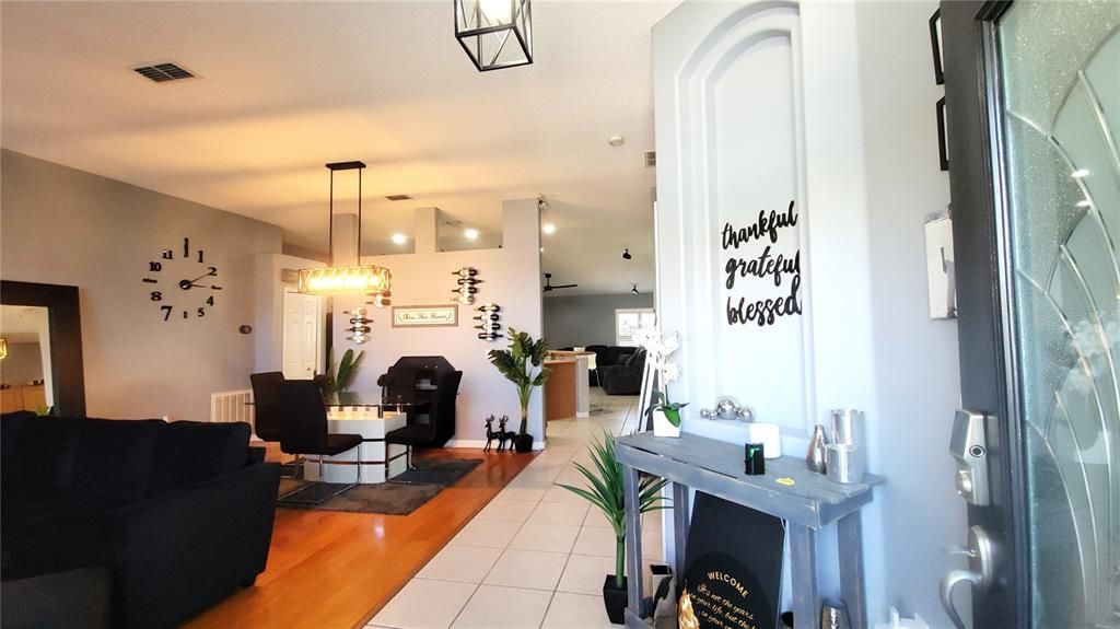 Под контрактом: $325,000 (3 спален, 2 ванн, 1895 Квадратных фут)