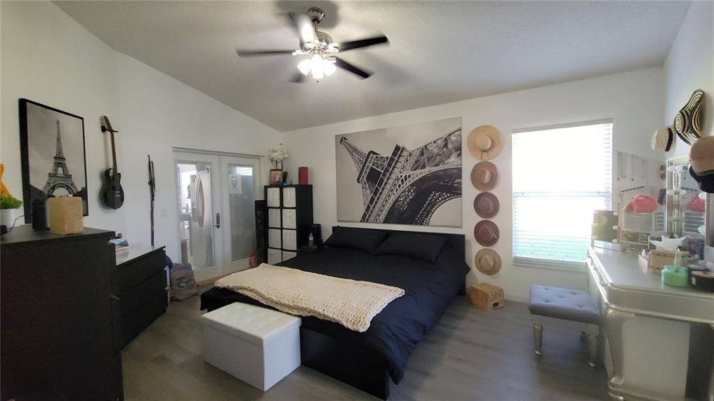 Под контрактом: $325,000 (3 спален, 2 ванн, 1895 Квадратных фут)