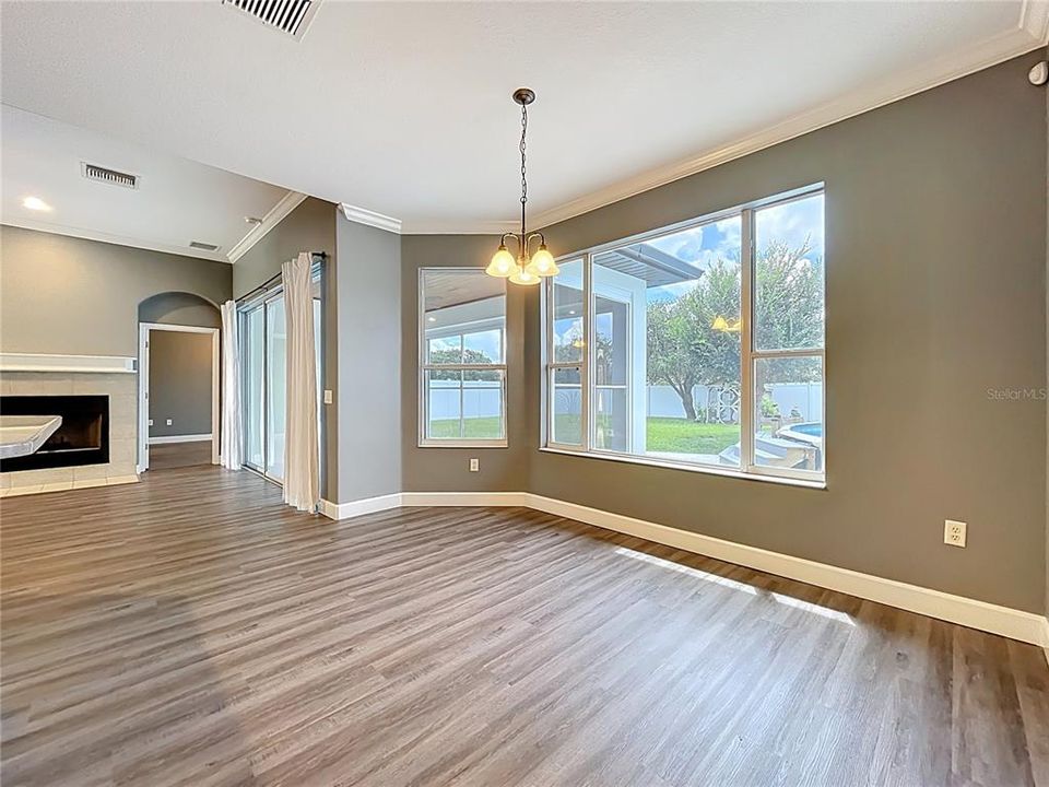 Activo con contrato: $397,420 (3 camas, 2 baños, 2038 Pies cuadrados)